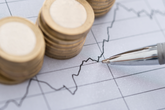 Andrey de Oliveira Pontes mostra como viver abaixo do padrão pode abrir espaço para investir mais e construir um futuro financeiro sólido.