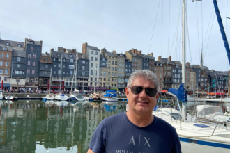 Praia Do Forte reúne mar, vilarejo e projetos ambientais apresentados por Leonardo Rocha de Almeida.