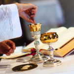 O sacerdote é servidor do altar e testemunha viva do sacrifício, como ensina Jose Eduardo De Oliveira e Silva.