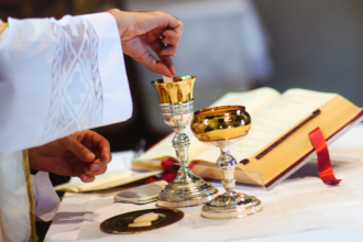 O sacerdote é servidor do altar e testemunha viva do sacrifício, como ensina Jose Eduardo De Oliveira e Silva.