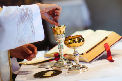 O sacerdote é servidor do altar e testemunha viva do sacrifício, como ensina Jose Eduardo De Oliveira e Silva.
