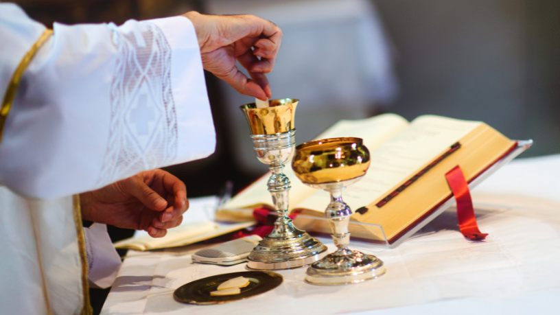 O sacerdote é servidor do altar e testemunha viva do sacrifício, como ensina Jose Eduardo De Oliveira e Silva.