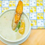 Prato cremoso de peixe com banana-da-terra servido em uma tigela.